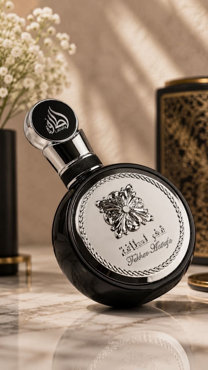 Lattafa Fakhar Black, detalle del frasco